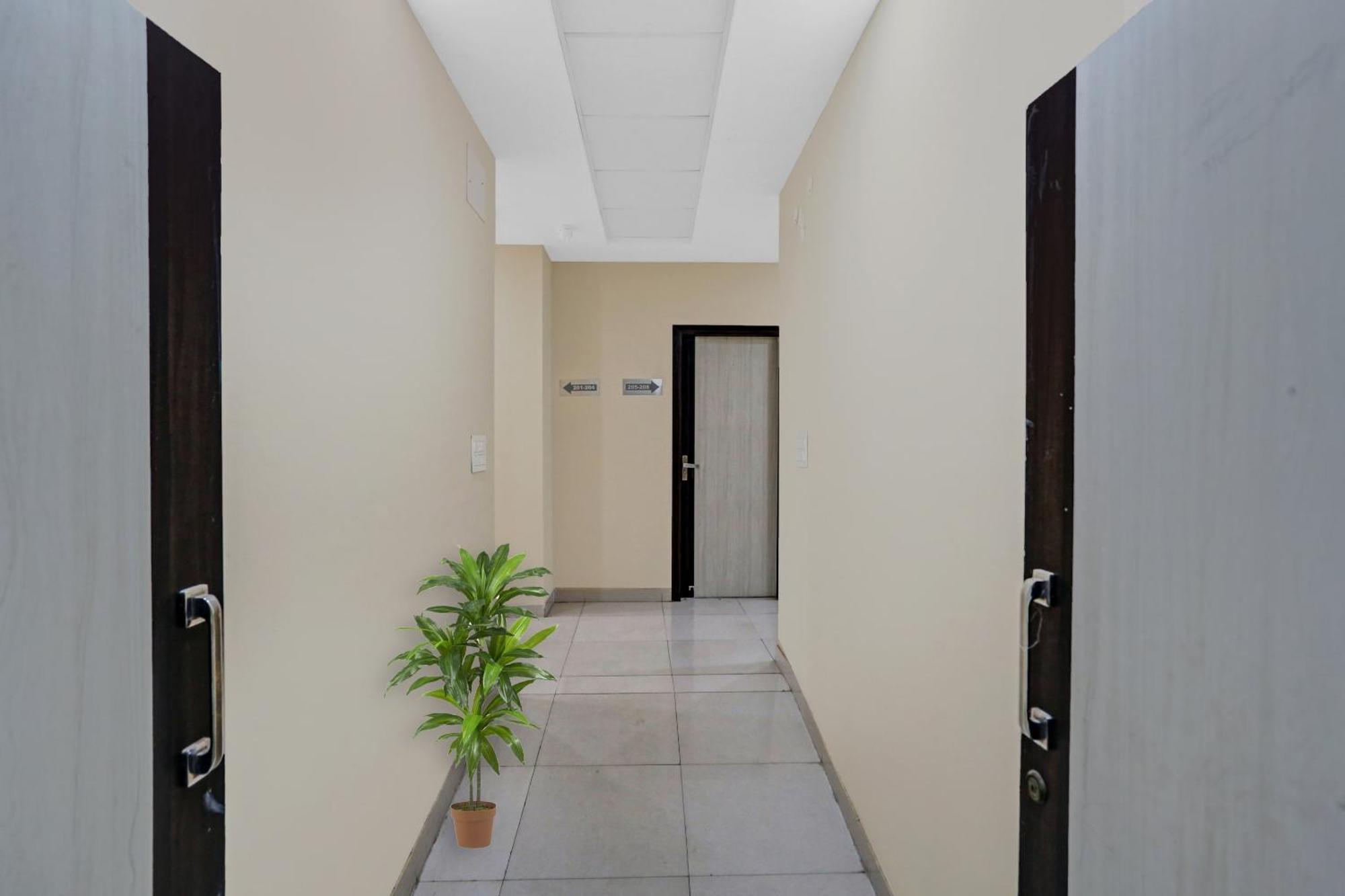Collection O Metro View Ashok Vihar Near Shalimar Bagh Metro Station Hotel New Delhi Exterior photo