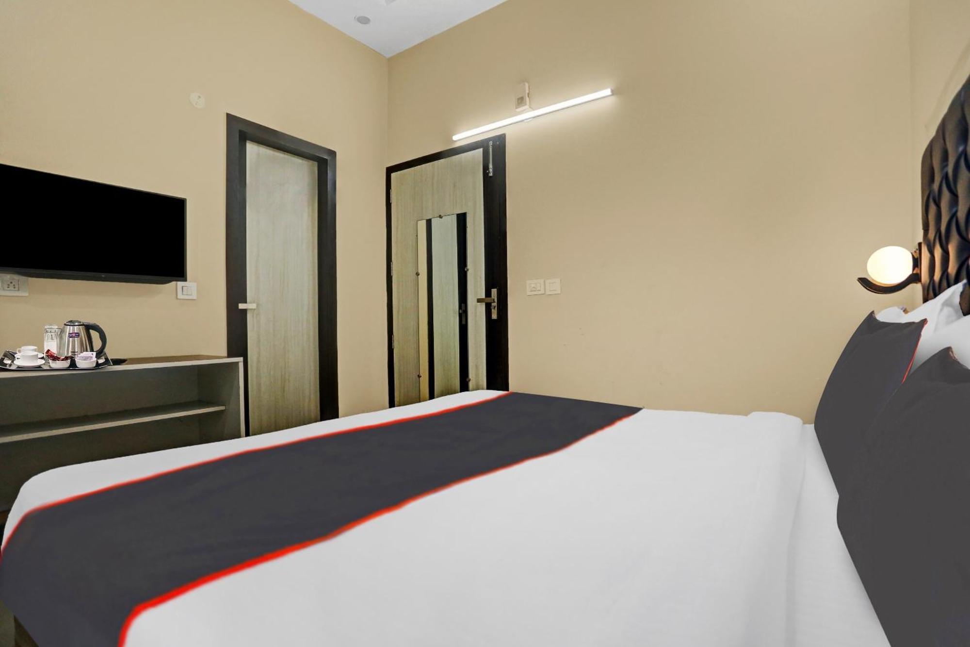 Collection O Metro View Ashok Vihar Near Shalimar Bagh Metro Station Hotel New Delhi Exterior photo