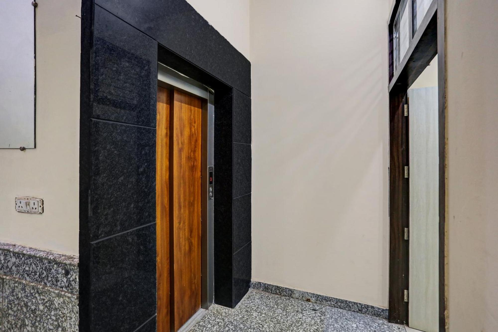 Collection O Metro View Ashok Vihar Near Shalimar Bagh Metro Station Hotel New Delhi Exterior photo