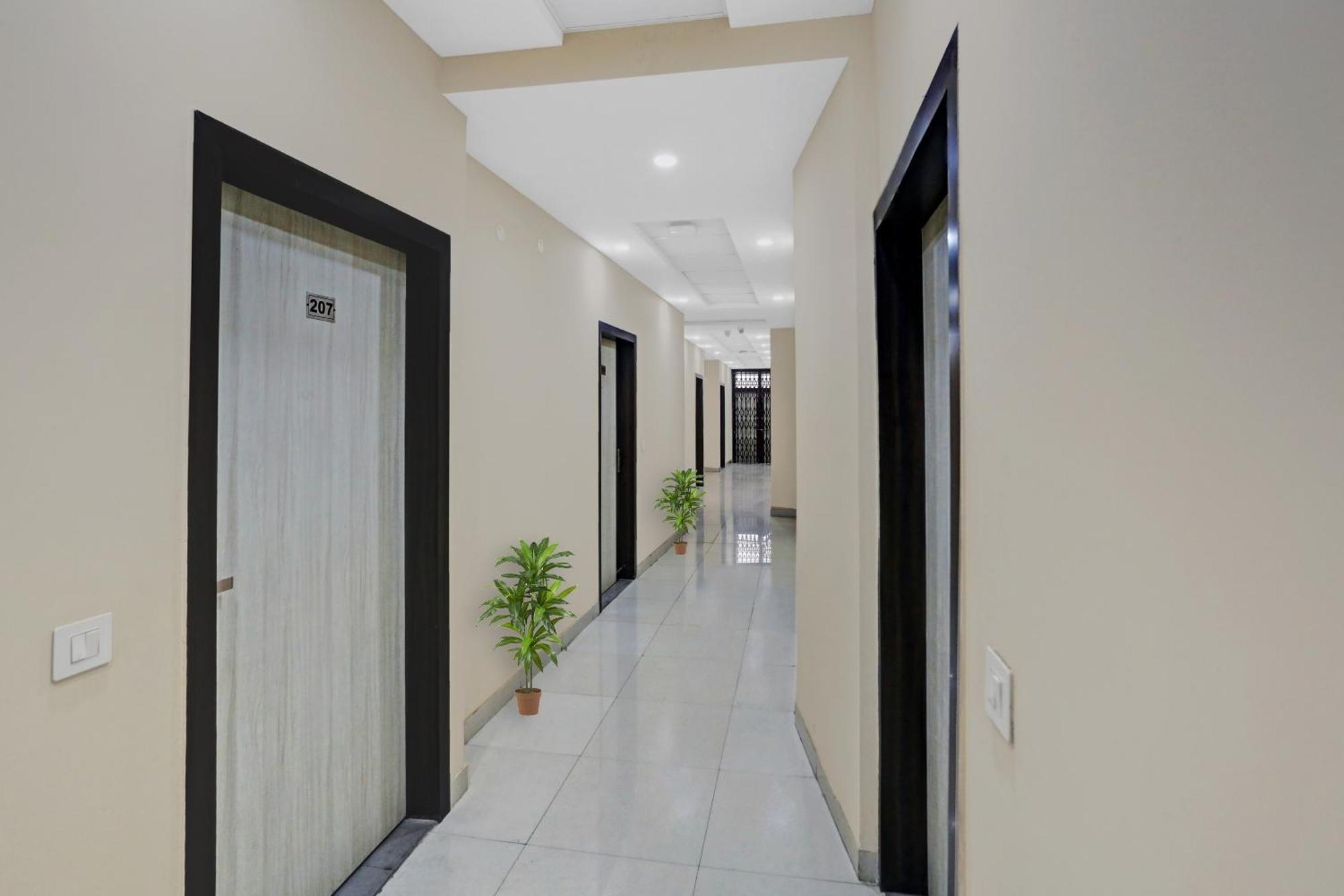 Collection O Metro View Ashok Vihar Near Shalimar Bagh Metro Station Hotel New Delhi Exterior photo